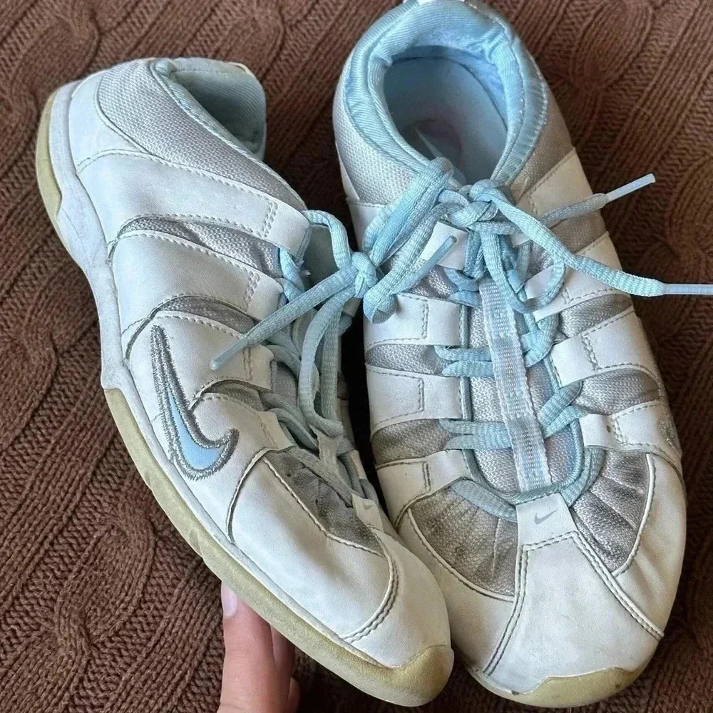 Nike size 6 Y sneakers